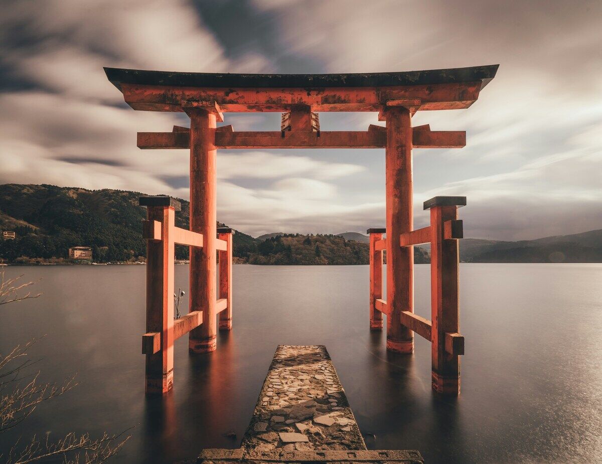 鳥居のある風景——聖域と日常が交差する空間